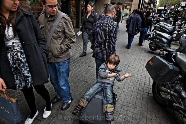 Sudden Inflow of Immigrants | Social Tension | Spain 
In the Ramblas de Catalunya neighborhood, a father takes his son on his roll-aboard to the bus. Spain has experienced high population growth as a result of immigration flows, despite a birth rate that is only half of the replacement level.
