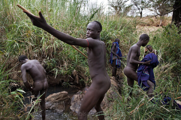 A dispute arises over a woman and this creates challenges to a rival in a Donga or stick fight in the Omo River Valley. Friends from his village gather and prepare for the age-old ritual that ends in injury for many, and death for some.
